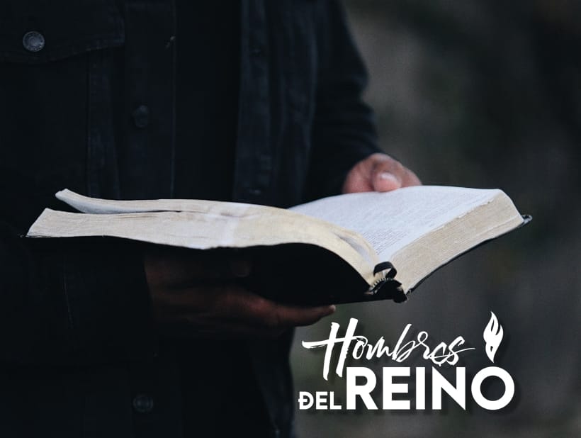 Un Hombre sosteniendo y leyendo la biblia