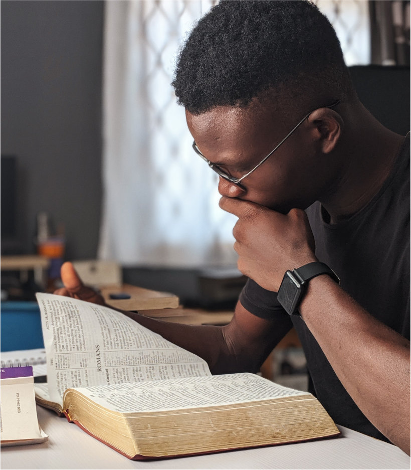 Un Hombre leyendo la biblia